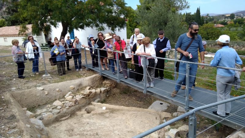 Παρατηρώντας ένα αρχαίο ελαιοτριβείο ή πατητήρι σταφυλιών.