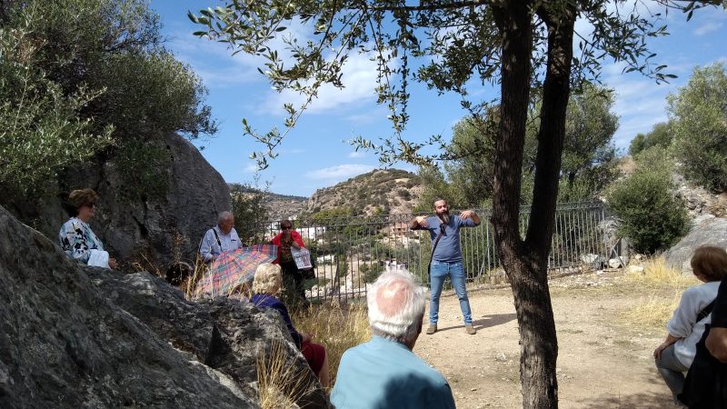 Σε πλάτωμα, στο ψηλότερο σημείο της ακρόπολης.