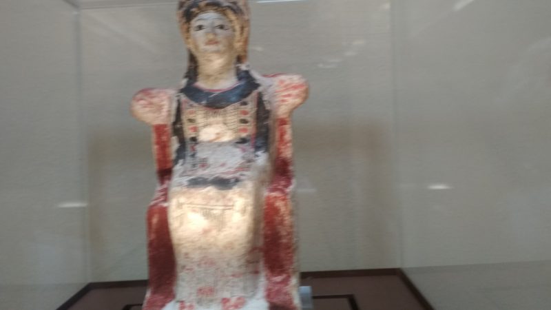 Αρχαιολογικό Μουσείο Θήβας, Ειδώλιο καθιστής σε θρόνο γυναικείας μορφής (5ος αι. πΧ)